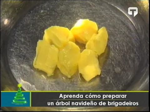 Aprenda cómo preparar un árbol navideño de brigadeiros