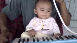 video lucu banget bikin ngakak bayi ketawa terbahak bahak dengar suara piano