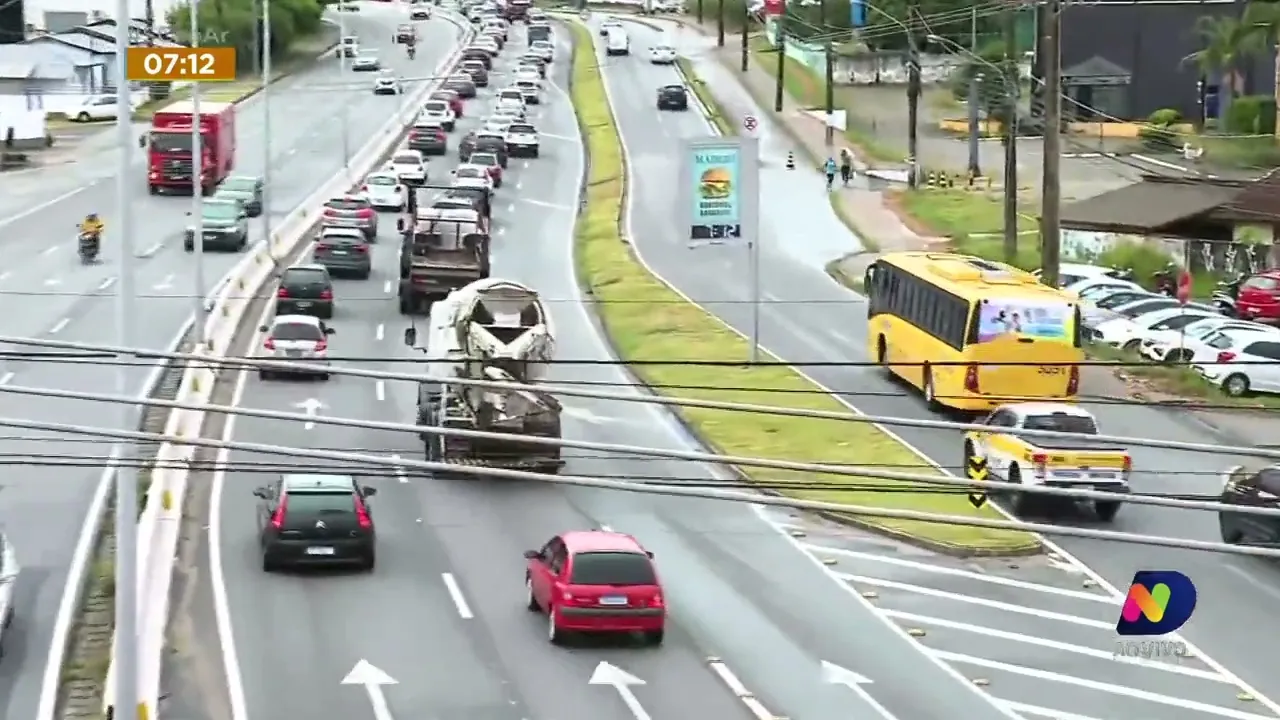 Dois acidentes deixam trânsito lento na SC-401, em Florianópolis, e ponte de São José é interditada