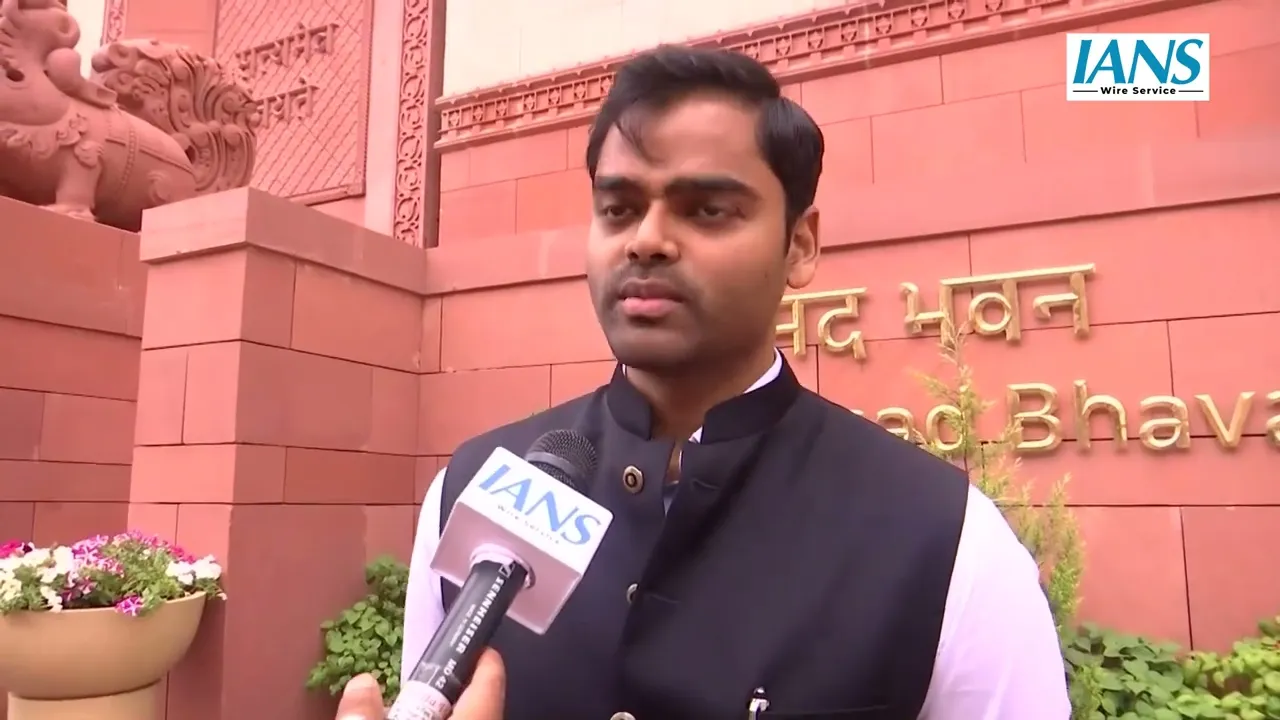 देश छोड़ रहे युवा, PM Modi की नीतियों पर उठे सवाल | Narendra Modi | Pushpendra Saroj