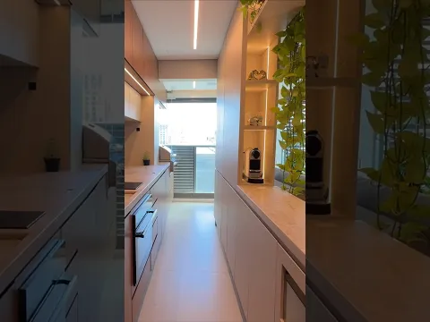 Precisa de mais armazenamento na cozinha? Que tal substituir uma parede, por armário?