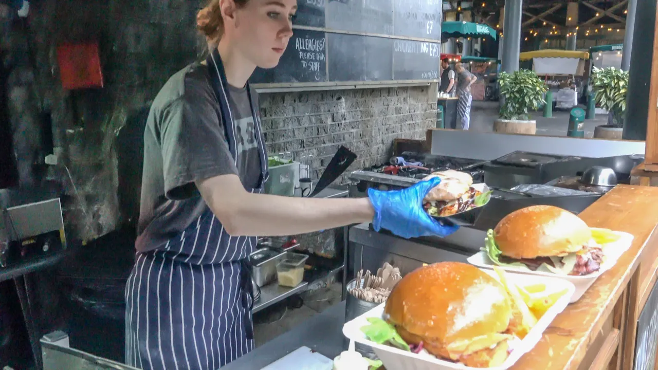 Gordon Ramsay's perfect burger tutorial | GMA. 