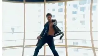 تايجر شروف يرقص على اغاني فلمهsoty2 وعلى The Hookup Song فديو جميل 