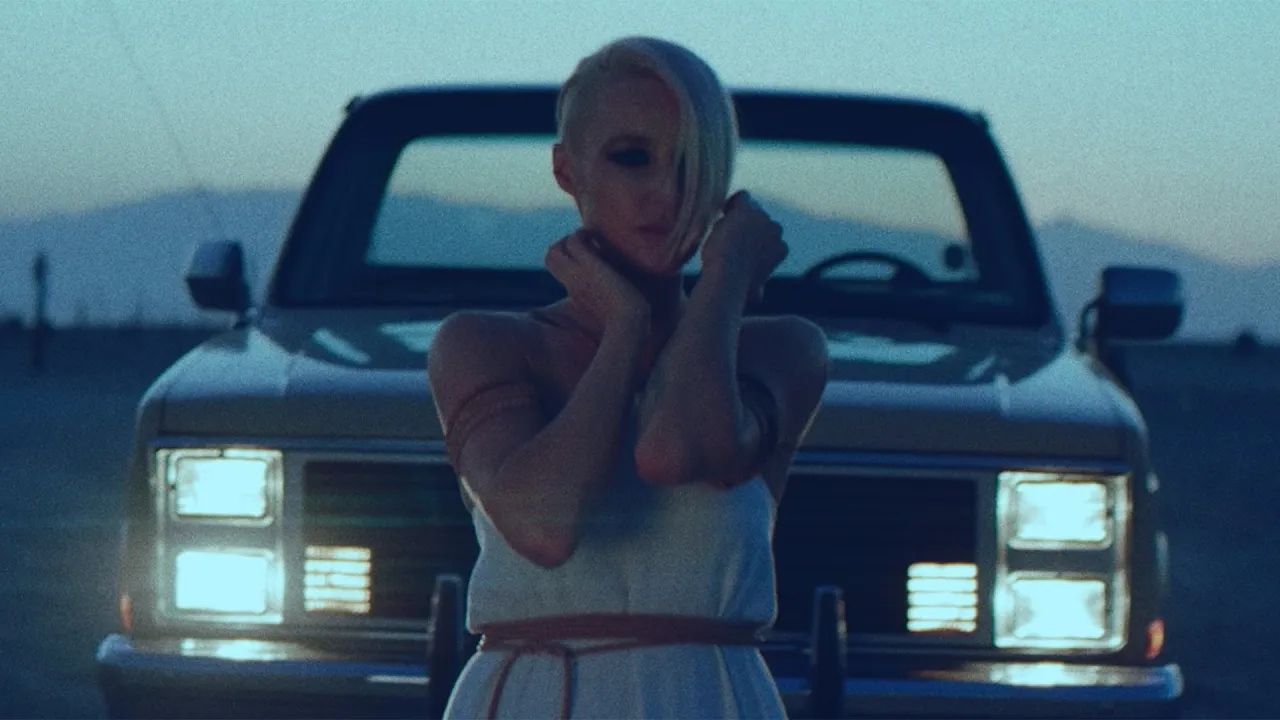 Emma Hewitt x Markus Schulz - INTO MY ARMS (Official Music Video) Emma Hewitt x Markus Schulz - INTO MY ARMS (Official Music Video)