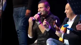 عمرو دياب   اغنية رصيف نمرة خمسة الشعبى من الهضبة لايف دندنها