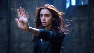 بنت لديها قدرات سحرية من الطفولة تجعلها تتصدى لجيش من السحرة ومصاصين الدماء The Mortal Instruments 