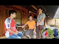 Download Lagu The boy's mother gave him the phone and told him to follow Tuyet's actions