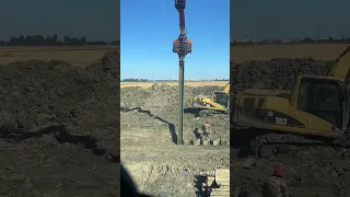 عملية تكديس العصي الحديدية في الأرض اللينة 