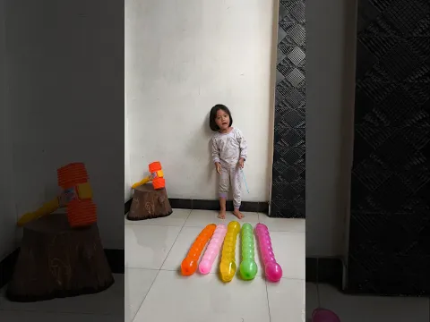 Aisyah Bernyanyi dan Meletuskan balon dengan Riang gembira🎉🥳 #shortsvideo #meletuskanbalon #cutekids