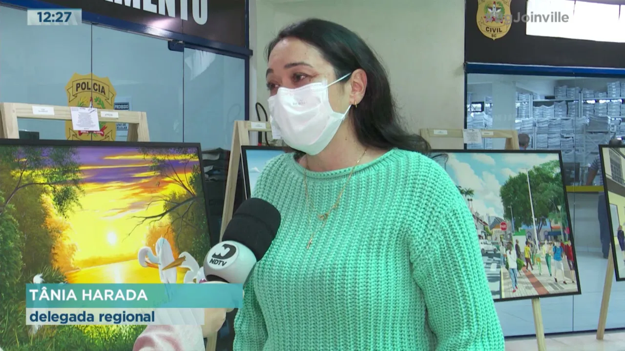 Artista expõe quadros sobre Joinville na delegacia regional