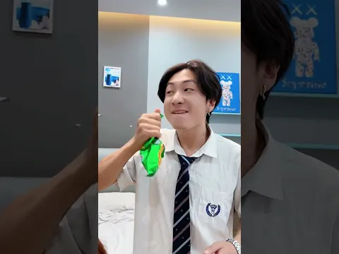 就一个薯片两个人舔