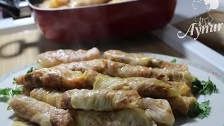 Leckere gefüllte Paprikaschoten mit Hackfleisch auf Tomatensoße - Omas Rezept. 