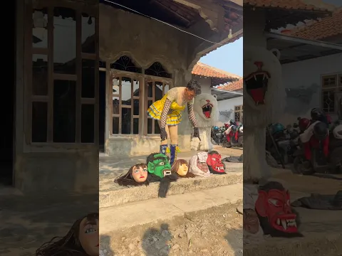 Rika Memakai Kostum Kedok Cantik digigit Can Macanan