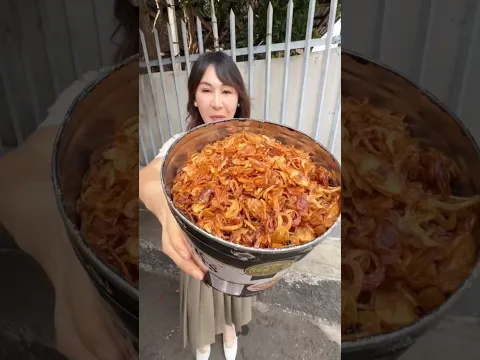 Ini lah yang dinamakan bawang goreng pakai bakso … Bisa makan bawang goreng sepuasnya ,
