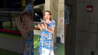 صحبي خلي بالك الطريق مليان افاعي    تصميمي ل  لانا وهي ماسكه ثعبان       لانا ولين    دندنها