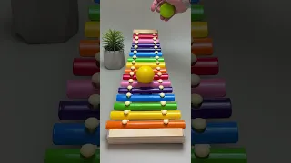 أصوات الكرات على الإكسيليفون المعدني ممتع بغرابة 