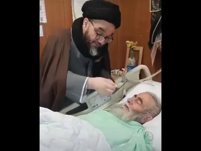 ⁣السيد محمد باقر السيستاني يناول عمه السيد هادي السيستاني جزء من تربة قبر الحسين(ع)بنية الشفاء