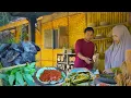 Download Lagu Alleen garnalenpasta, chilisaus en sintrongbladeren | Samen eten in het dorp | Leven in het dorp