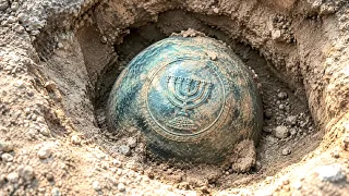 Incredible Discovery! A Buried Gold Treasure Chest Found Using a Metal Detector 🏺