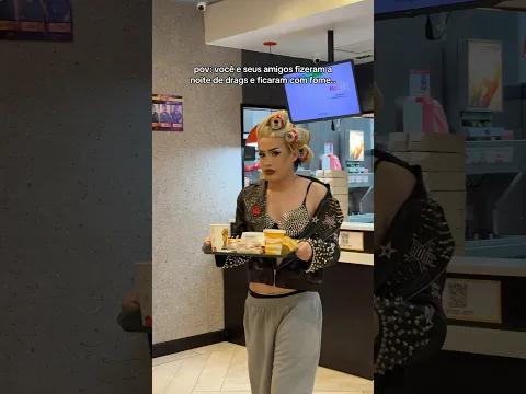 comendo no Mc vestido de drag!