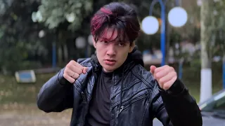 Ele ajudou seu inimigo a lutar como um mafioso!
