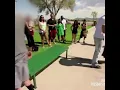 Mago le corta las piernas a unos turista