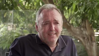 בין פרוספר לאיזי שלום אסייג מדלג מצחוק לדרמה 