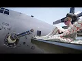 Download Lagu het laden van een monsterlijk krachtig US AC-130 kanonschip met tonnen munitie
