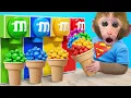 Download Lagu Bebé Mono BonBon cuida al patito y va a vender helado de gelatina arcoíris - MONO BONBON ESP