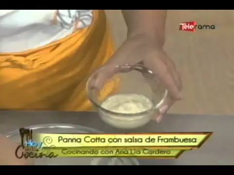 Panna cotta con salsa de frambuesa