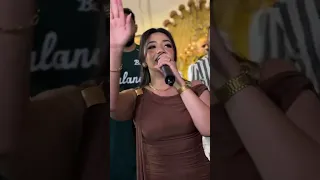 دخلت الفرح لقيت العروسه لسه بتغير فستانها أسكت طبعا لا 