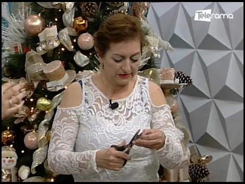 Bolita navideña con latas de atún