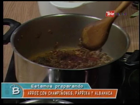 Arroz con champiñones, páprika y albahaca