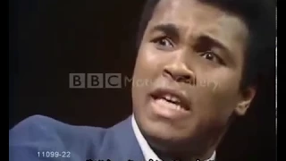 الملاكم محمد علي في مقابلة يقول شعر دندنها