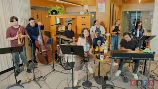 Alessia Cara: Giant Desk Concert
