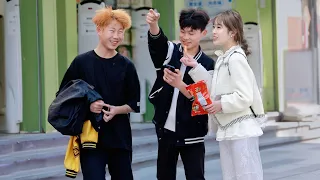 Girl Feeds Strangers While Asking for Directions | Prank 女生一边问路一边投喂路人，男生瞬间红温
