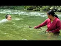 Download Lagu Single mother harvesting bamboo shoots accidentally saves young engineer from trouble