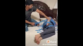 شوف الراجل عمل مع مراته ايه لما هتقع من على السرير 