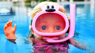 Passeggiata subacquea della bambola Emily con giochi e tuffi in piscina.