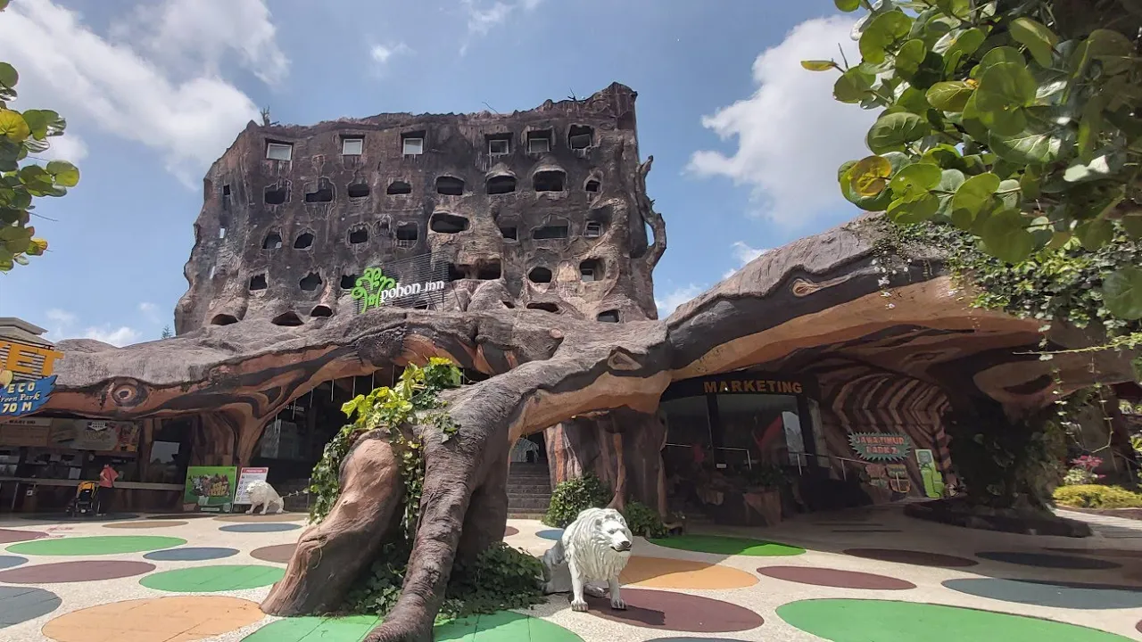 HOTEL POHON INN BATU :SUNRISE CANTIK, BREAKFAST DGN MACAN! deket museum angkut & batu secreet zoo. 