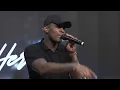 MC IG performs "3 Dias Virado" live on the show "Tô Aqui com Juliana Herc" on Record News.