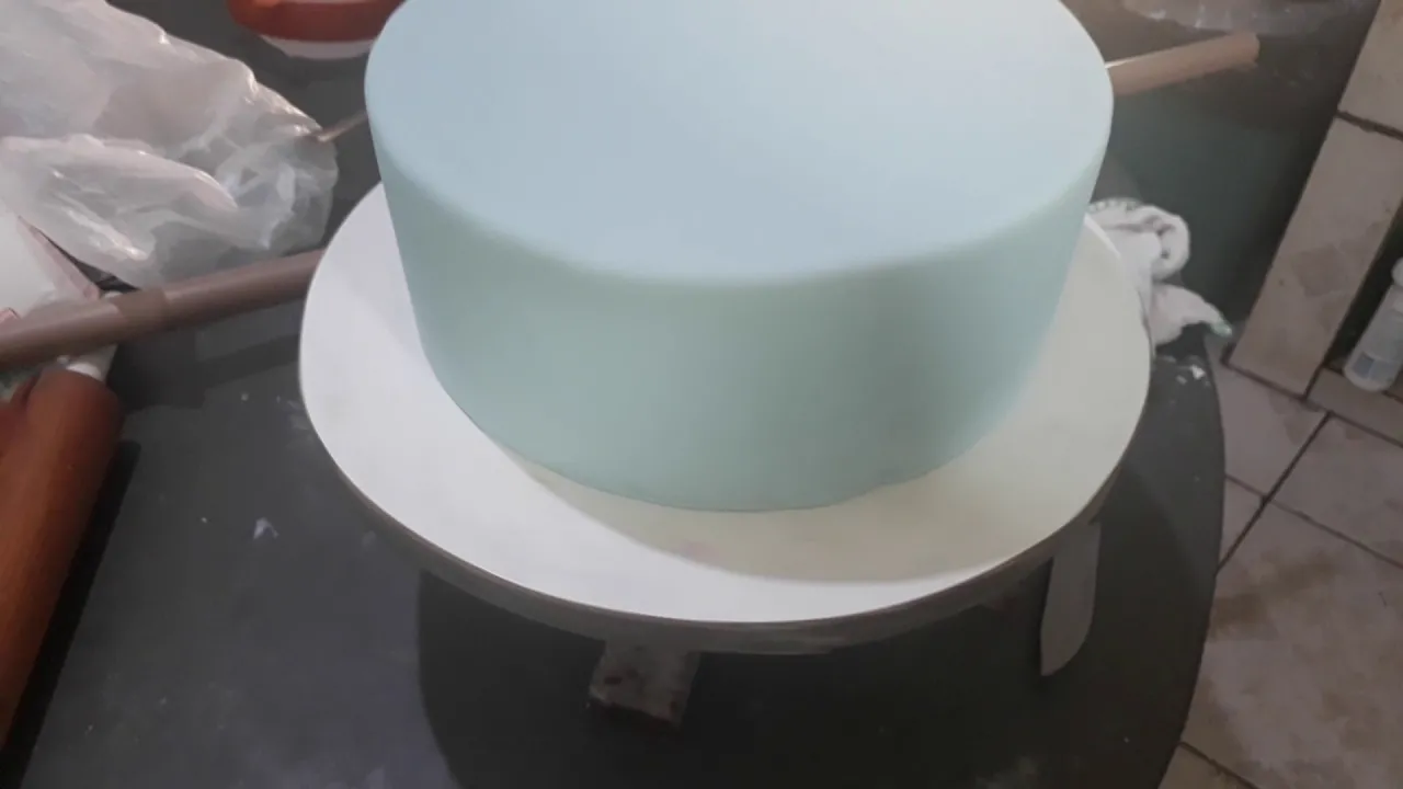 BOLO DE PASTA AMERICANA PARA INICIANTES - COMO COBRIR E DECORAR | Menino Prendado