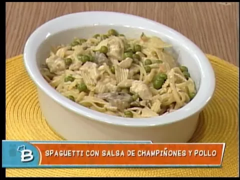 Spaguetti con salsa de champiñones y pollo