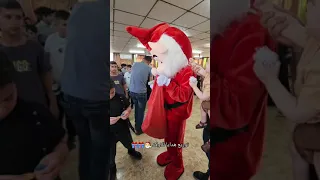 توزيع هدايا للاولاد 