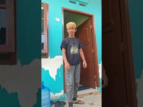 Monyet pegang ulat bulu