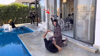 لما امك تمسك حرامي في الڤيلا بتعتكو السلسيلي 