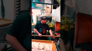 ملا عمار الكناني خباز صمون خدمة زوار الحسين طريق المشاية زيارة الاربعين 