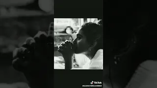 بيبكي فيا كل شي الي عينيا 