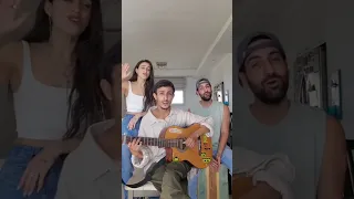 טקסט כל כך פשוט שהתלבטתי המון אם להוציא את השיר הזה היום בדיעבד אני מבין כמה זה שיר חשוב 