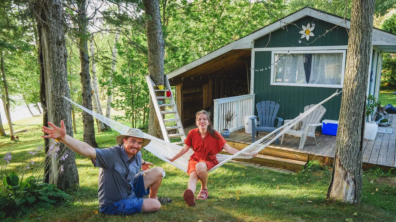 GLAMPING in CANADA (TINY HOUSE in New Brunswick by the River!) 🇨🇦 Visiting KING'S LANDING Village 👑